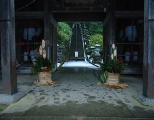 エコまる村！製作の「門松」を地元・普談寺に設置