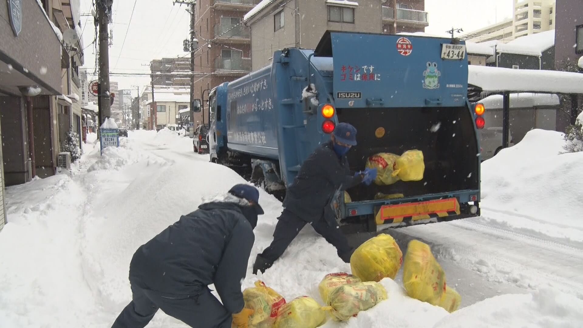 大雪と格闘！真冬のごみ収集に密着