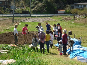 エコまる村！「じゃがいも植え体験」