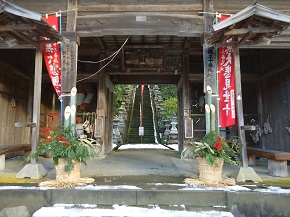 エコまる村！製作の「門松」を地元・普談寺に設置