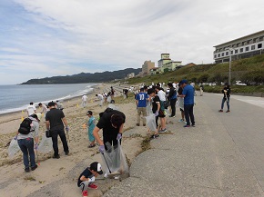 瀬波温泉海水浴場で海岸清掃を行いました！