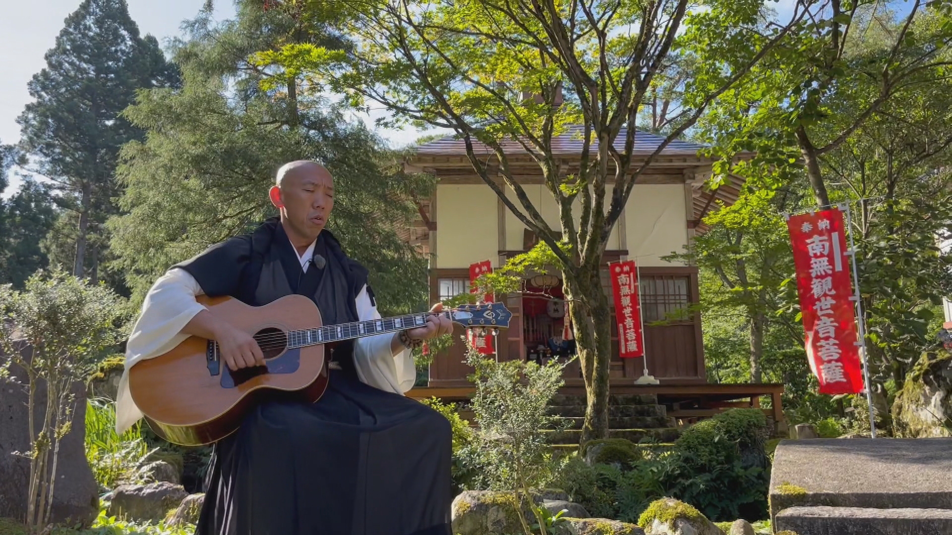 9/17 “人が集う寺”目指し ギターでお経を読む住職