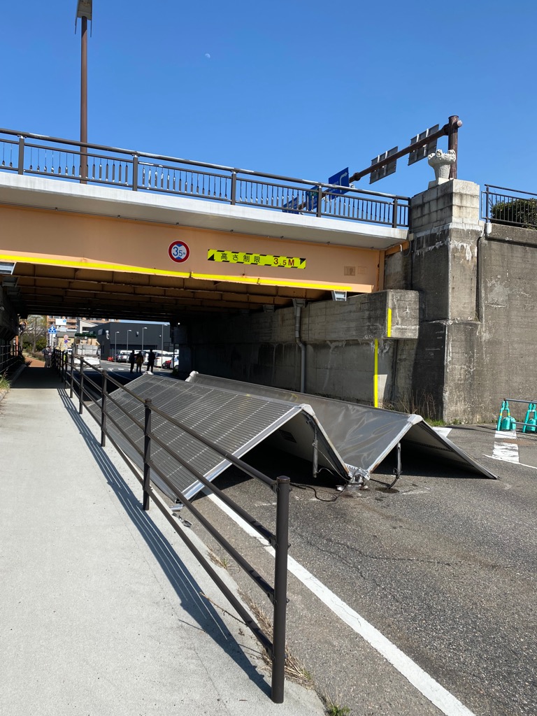 【続報】橋をくぐれずトラック荷台の屋根が衝突・破損・落下　高さ制限見落とし　通行止めは解除【新潟】 2023年03月30日(木)