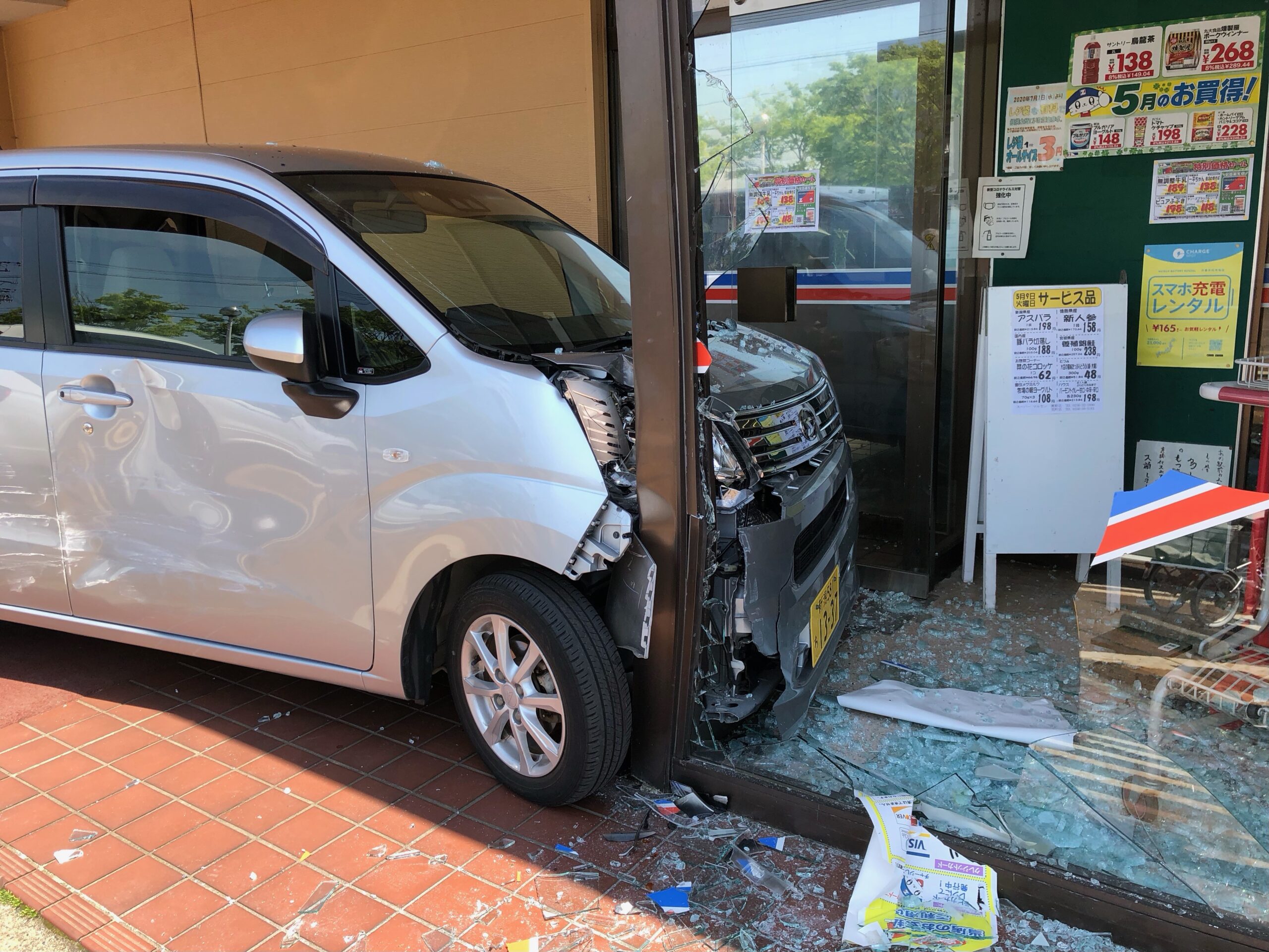 アクセルとブレーキ踏み間違い　軽乗用車がスーパーに突っ込む【新潟】