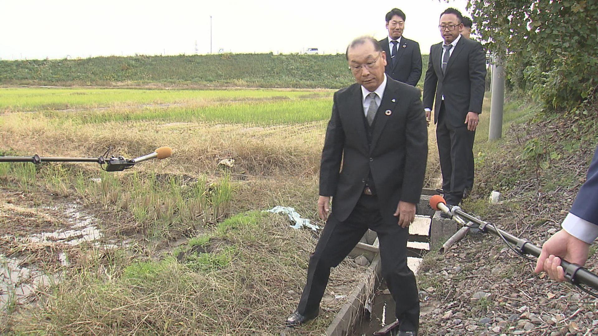 なぜそこに…側溝にはまった高齢男性 体温低下 通りかかった男性会社員ら4人 連携プレーで救助【新潟】