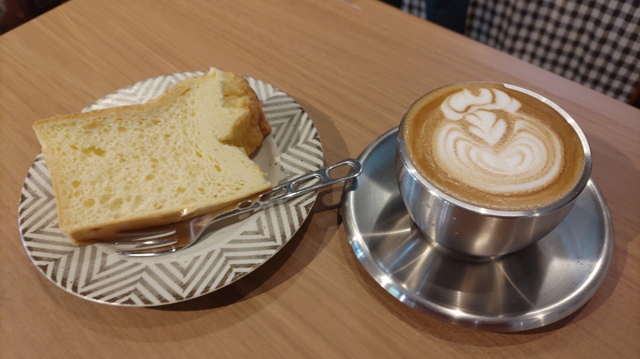 【新潟グルメ】とけるようなシフォンケーキ！ガレージを改装した夢のカフェ【燕市】