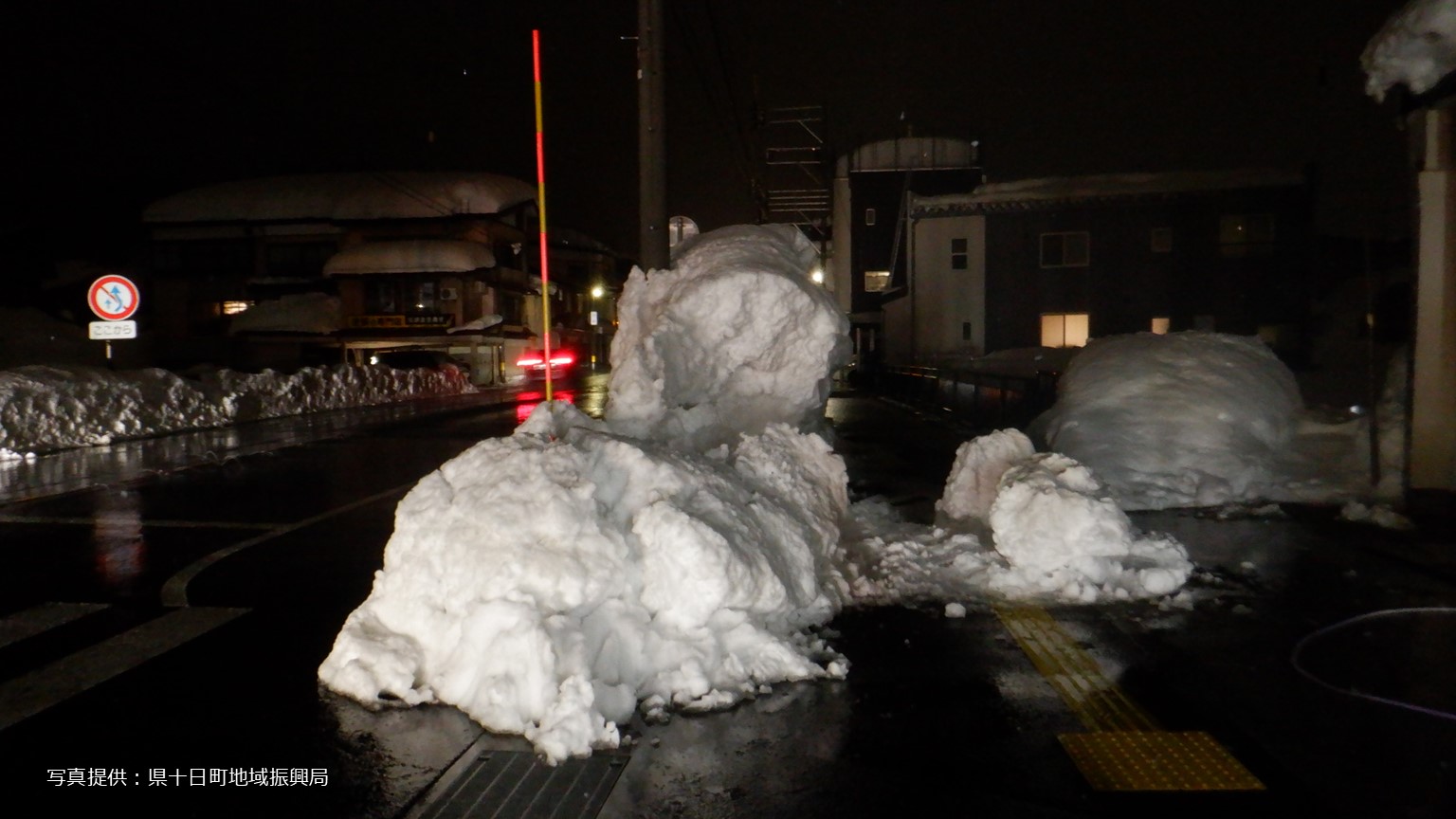 高さ約2mの雪壁が倒壊 歩行中の男性がケガ【新潟･十日町市】