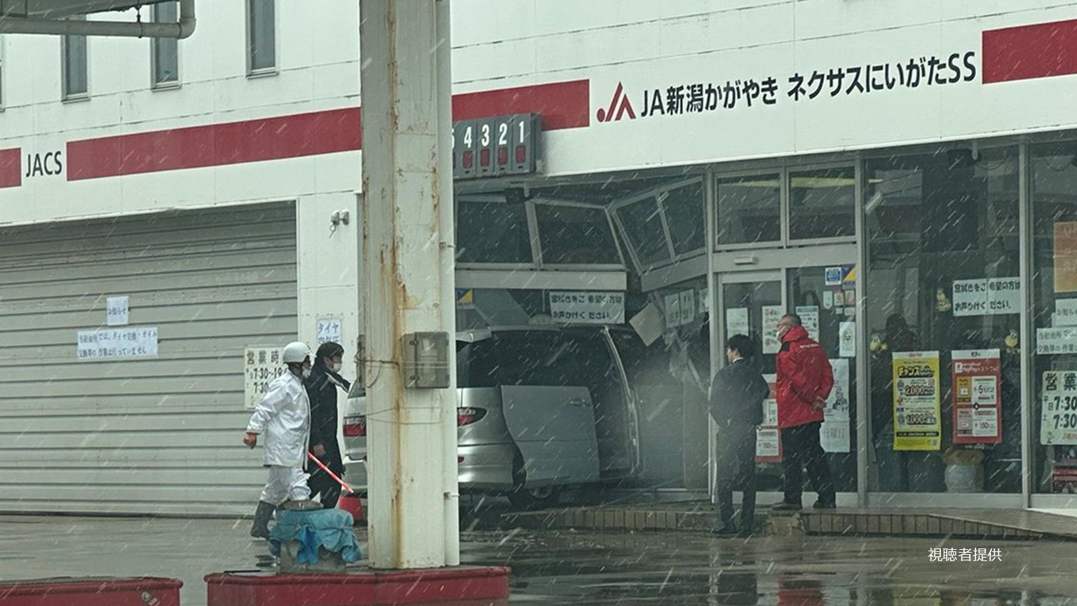 「アクセルとブレーキ踏み間違えた」80代男性が運転する車がガソリンスタンドの事務所に衝突事故【新潟･西区】