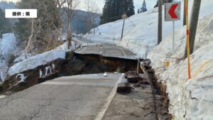 27日朝すべての車線が崩落、通行止めに「路肩が崩れた」柏崎市の県道の道路が崩落【新潟】 2025年03月27日(木)