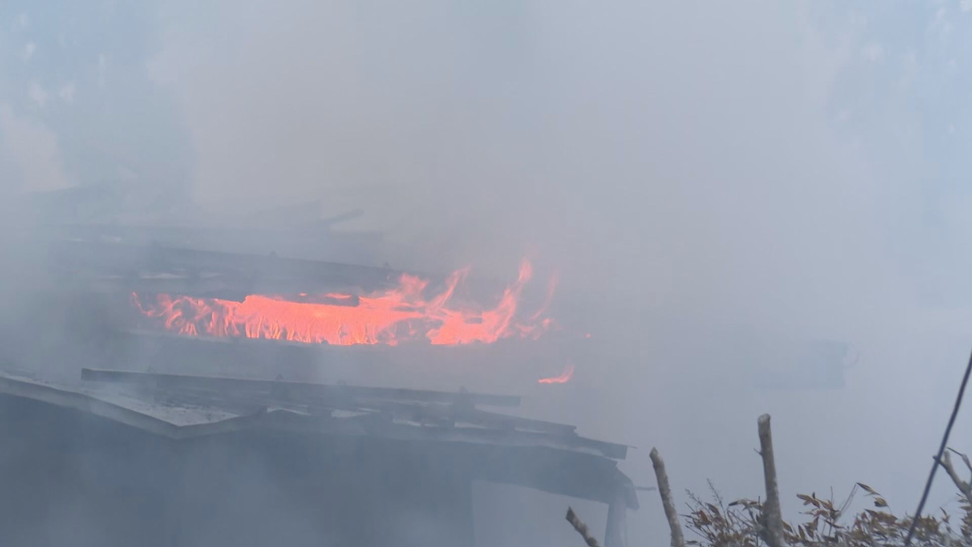 上越市の住宅で火災「家に燃え移った」男性2人が救急搬送【新潟】