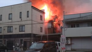 未明の繁華街で雑居ビルの店舗から出火　周辺4棟に燃え広がる　消防隊員2人がけが【新潟・三条市】 2025年05月10日(土)
