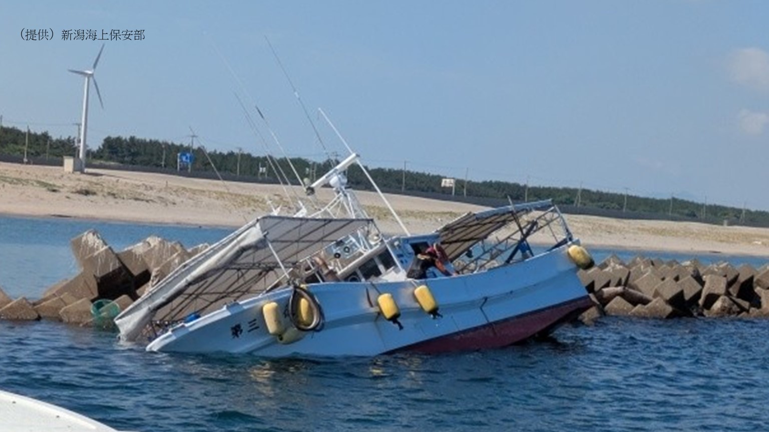 新潟市の海岸で座礁した漁船見つかる 佐渡市在住の所有者と連絡が取れず 海に転落した可能性含め捜索【新潟】 2025年07月25日(金)