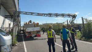 「クレーンを格納し忘れた」道路をまたぐJRの配管にトラックが接触し破損、21時で通行止め解除に【新潟】 2025年08月08日(金)