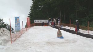 夏空の下、白銀の雪山でそり滑り…暑さを忘れる「天空雪まつり」八海山で開催【新潟】 2025年08月09日(土)