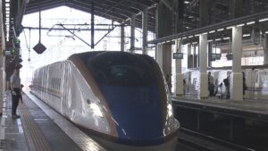 「じいちゃんにいっぱい遊んでもらおう」お盆休みの帰省客でJR新潟駅にぎわう　Uターンのピークは17日【新潟】 2025年08月09日(土)