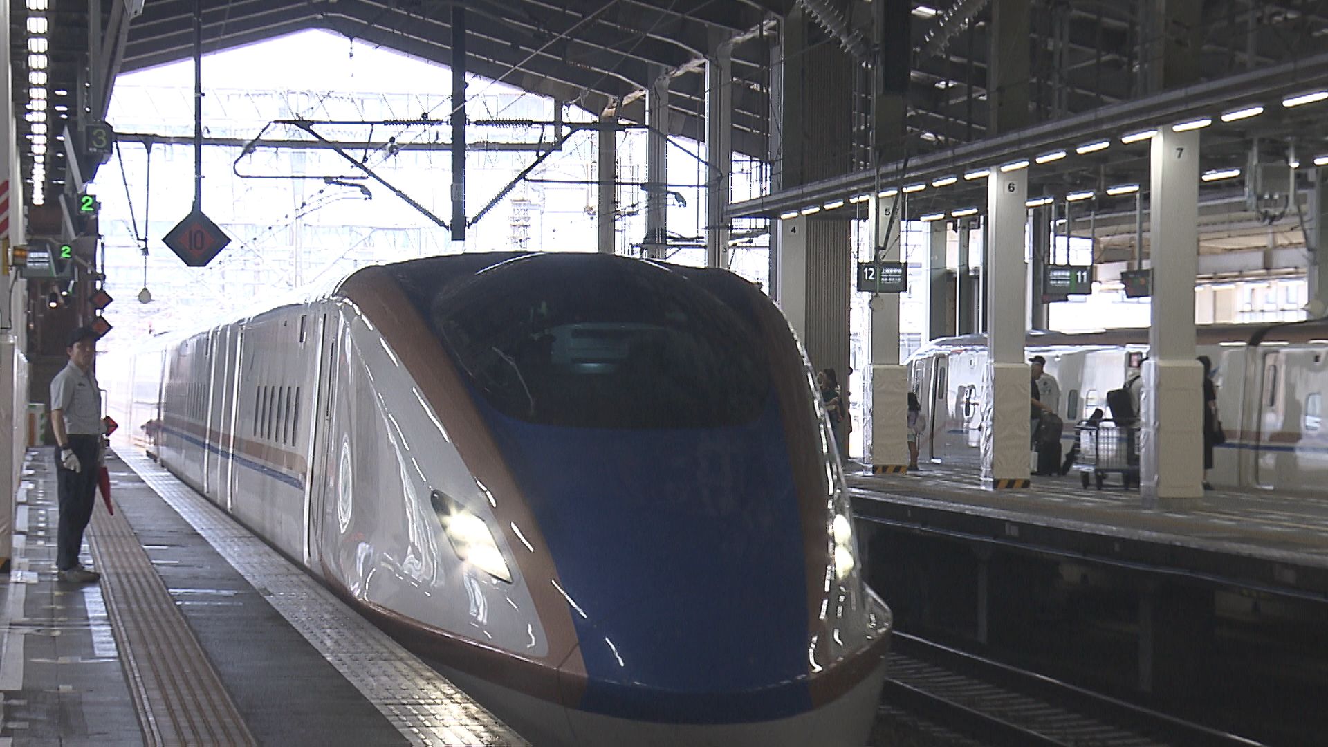 「じいちゃんにいっぱい遊んでもらおう」お盆休みの帰省客でJR新潟駅にぎわう　Uターンのピークは17日【新潟】 2025年08月09日(土)
