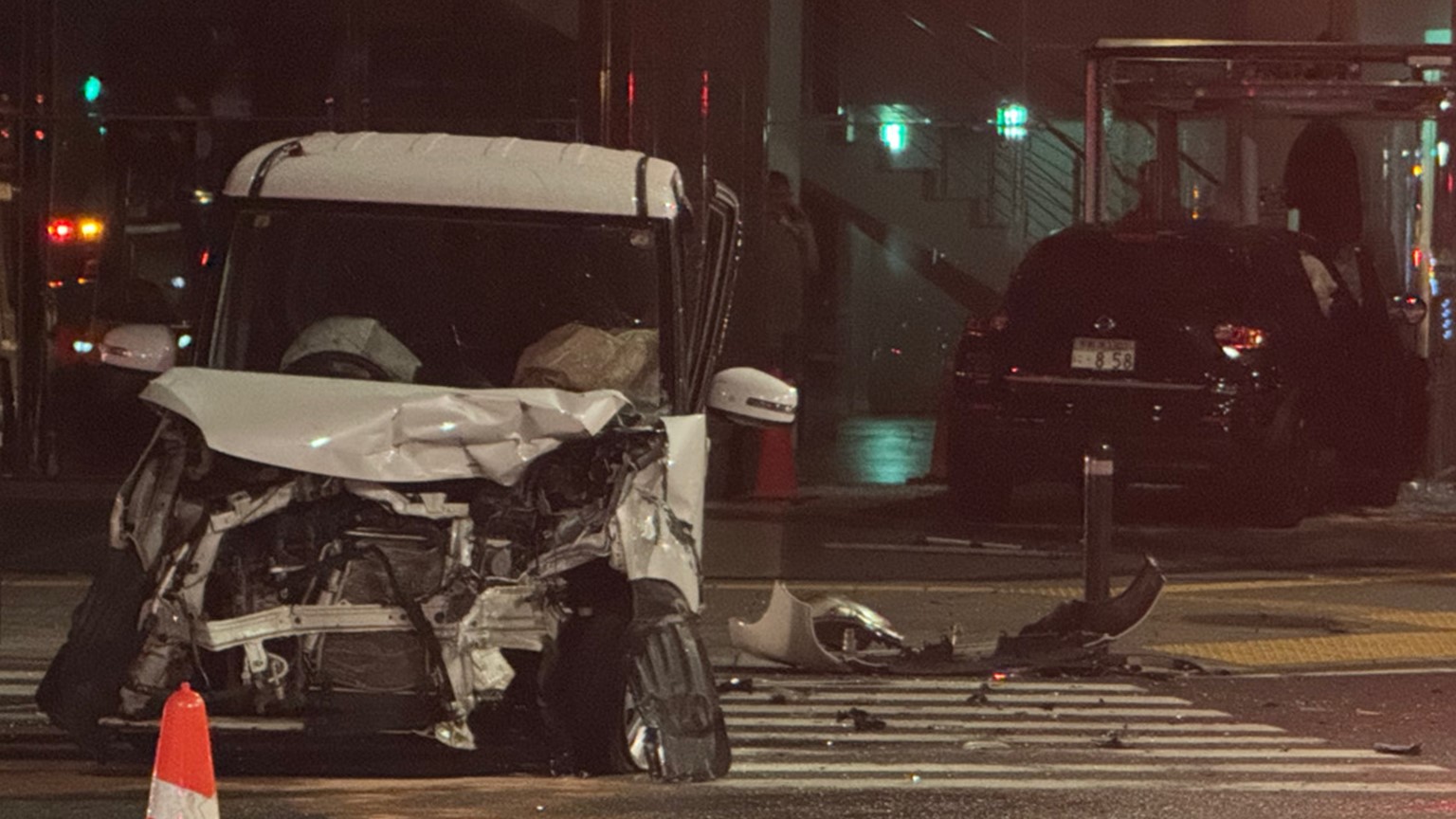 1台はビルに突っ込む 万代のスクランブル交差点で車衝突 3人重軽傷【新潟】 2025年09月05日(金)