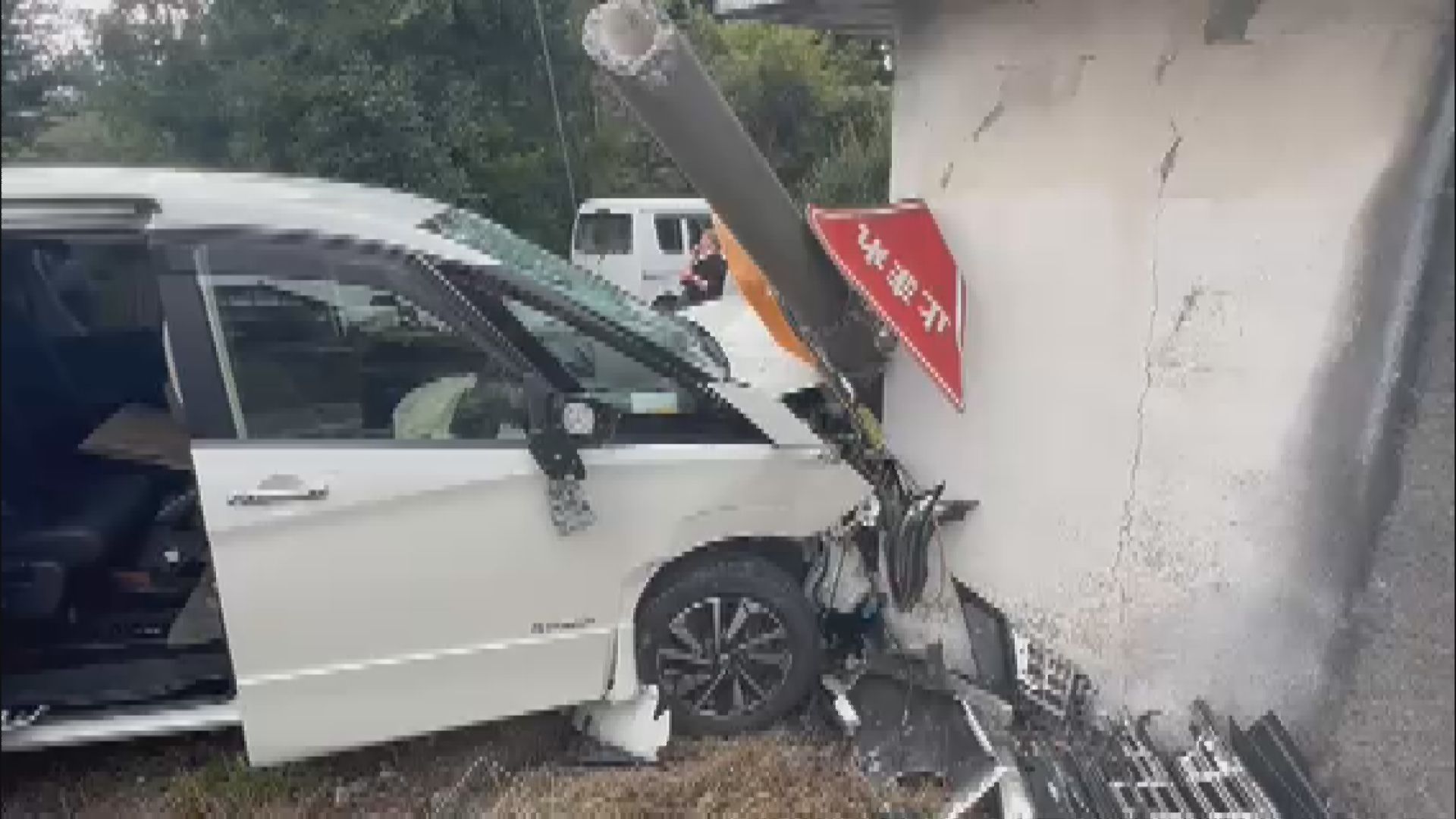 電柱や標識なぎ倒し…佐渡市で車3台が絡む事故  1台が建物に突っ込む【新潟】