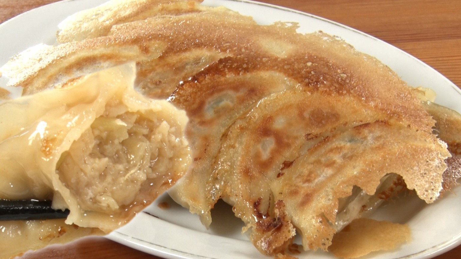【新潟グルメ】新潟五大ラーメンの2つの味が餃子に!?肉汁あふれる新名物【新潟市中央区】