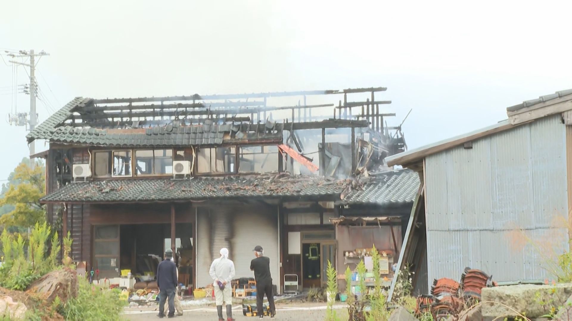 カミナリが落ちたような音「すごい火が3～5mくらい上がって」2階建て倉庫で火災【新潟･佐渡市】