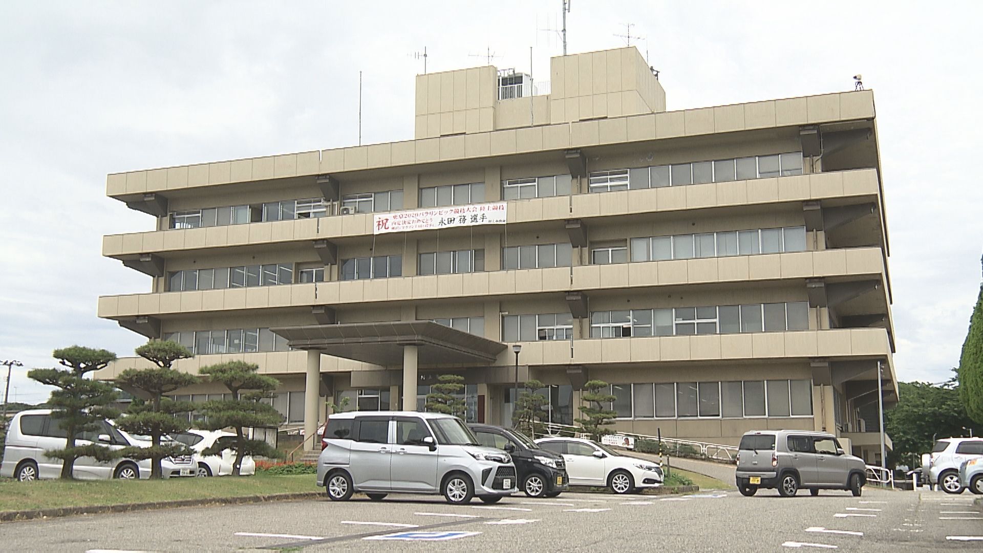 女性職員の右手の甲をビール瓶で殴り打撲を負わせた疑い 45歳の男を緊急逮捕「やっていない」容疑を否認【新潟･村上市】 2025年11月26日(水)