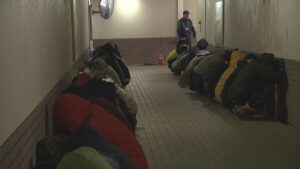 弾道ミサイル発射を想定　妙高市で住民避難訓練　凍った道を歩き地下道へ避難【新潟】 2025年12月06日(土)