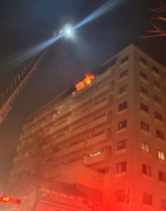 【速報】新潟市中心部のマンションで火事「ふとんが燃えている」　消火活動続く【新潟・25日午後7時】 2025年12月25日(木)