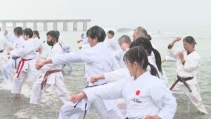 雪が舞う海岸で空手の寒稽古　佐渡の海で心身を鍛える【新潟・佐渡市】 2026年01月02日(金)