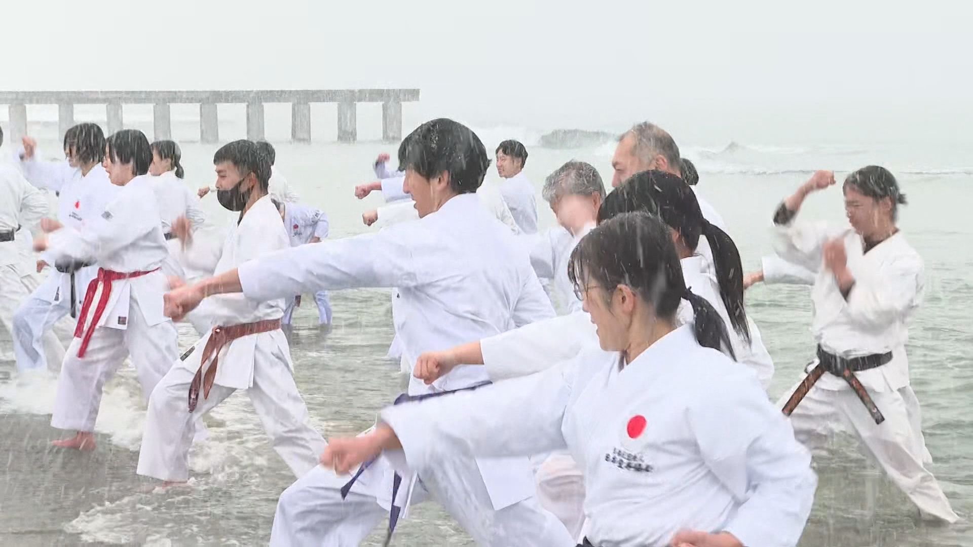 雪が舞う海岸で空手の寒稽古　佐渡の海で心身を鍛える【新潟・佐渡市】 2026年01月02日(金)