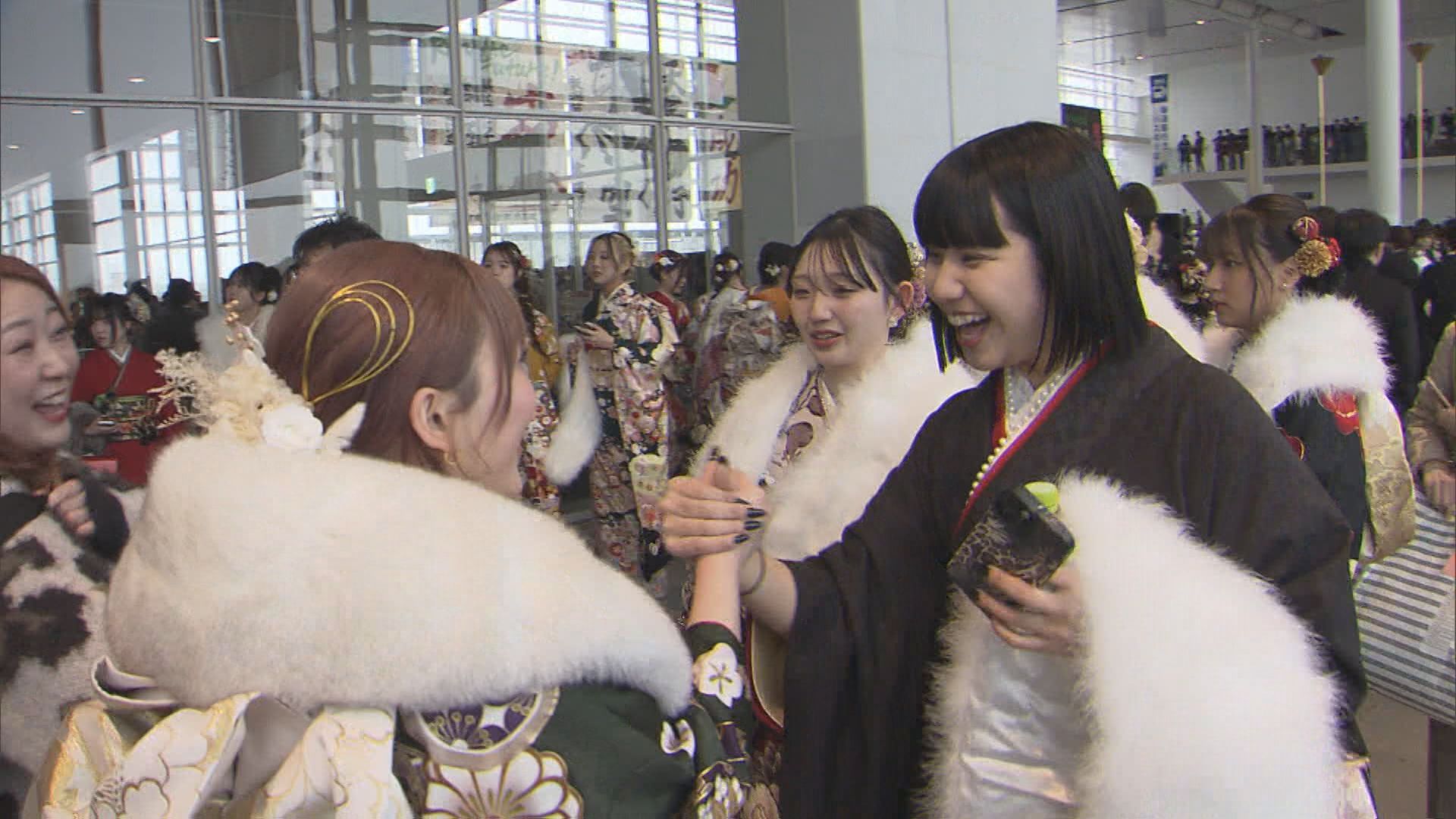 晴れ着姿で笑顔の再会 二十歳の集いで語る”大人への決意”「この袴に似合った大人に」【新潟】 2026年01月11日(日)