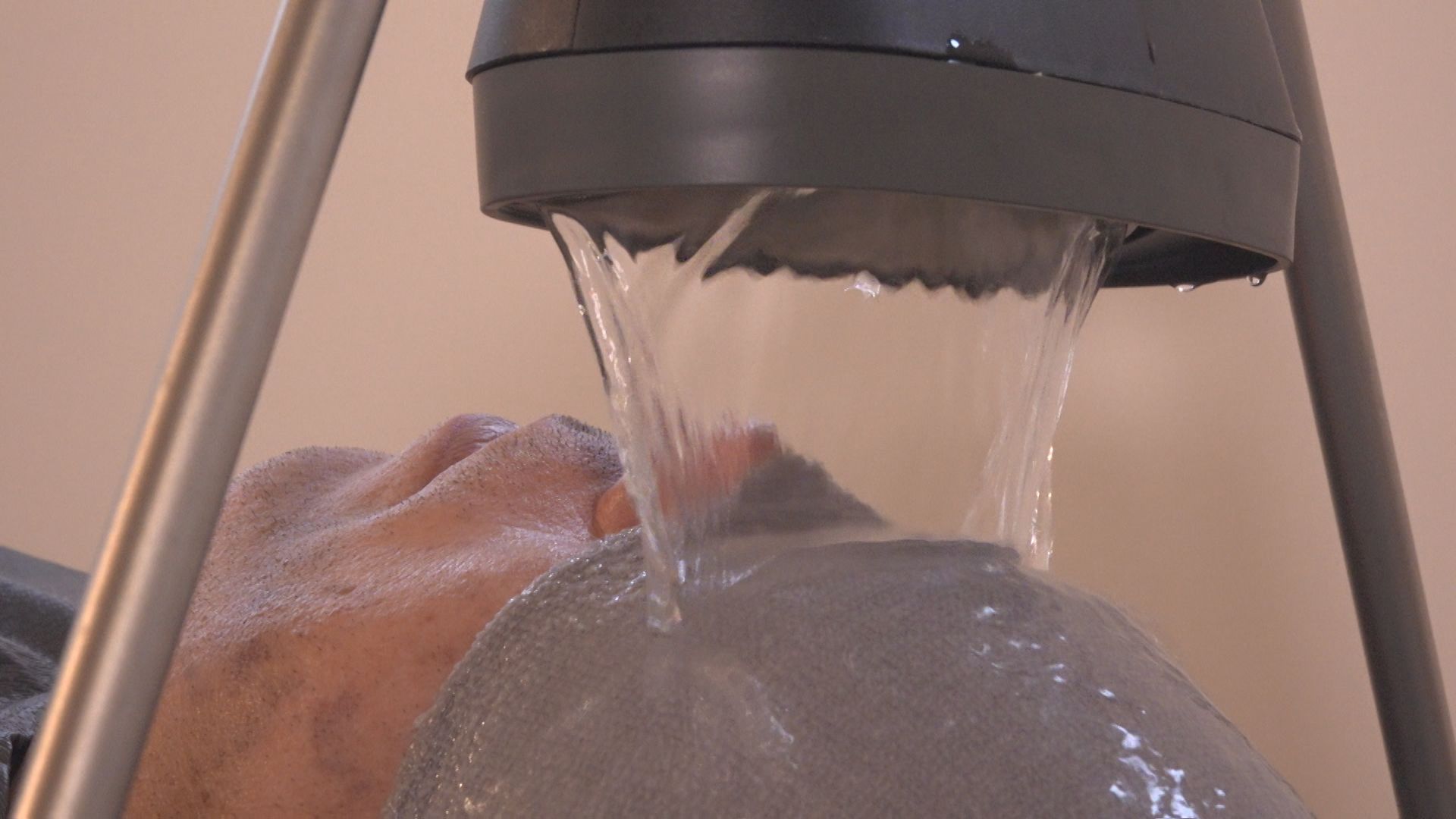 みつる先生が“眼浸浴”でキリッ！ 新潟市中央区古町