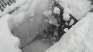 除雪作業中の男性2人が雪を流す「流雪溝」に流され行方不明   詰まり解消させようと中で作業【新潟】 2026年02月01日(日)