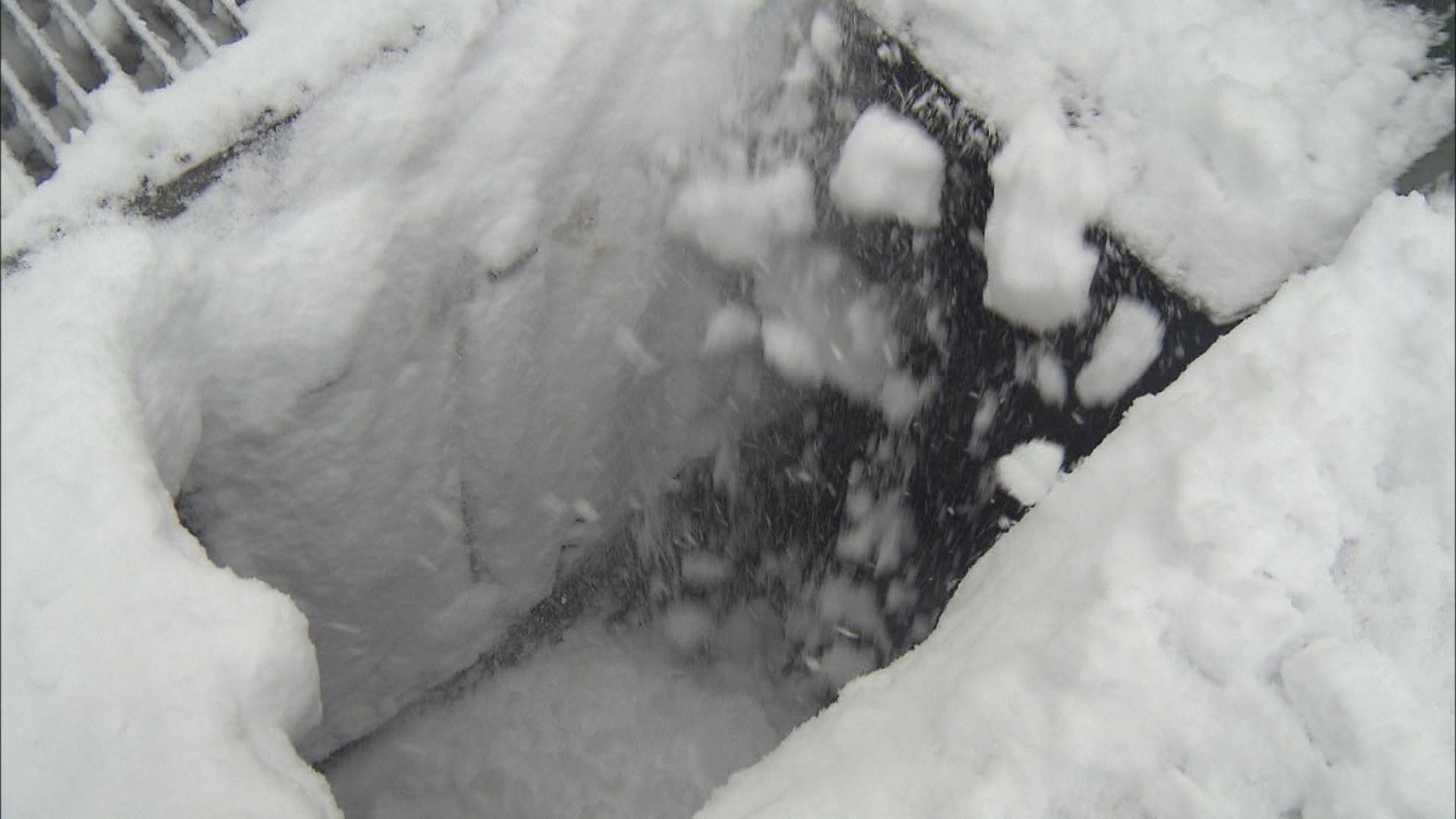 除雪作業中の男性2人が雪を流す「流雪溝」に流され行方不明   詰まり解消させようと中で作業【新潟】 2026年02月01日(日)