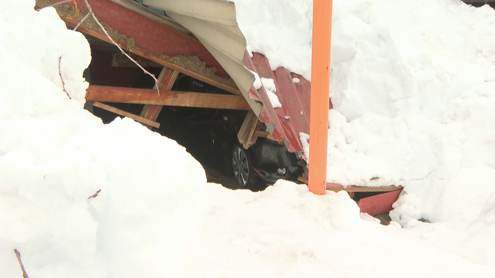 【速報】雪の重みで倒壊した車庫の下敷きに 50代男性が心肺停止、屋根には1.5mほどの雪【新潟･柏崎市】 2026年02月03日(火)