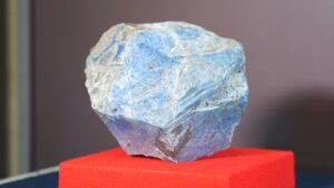国内初確認！青色の岩石「ラピスラズリ」糸魚川市内で展示始まる【新潟】 2026年03月08日(日)