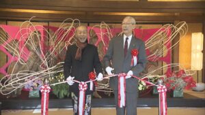 華道家・假屋崎省吾さんの個展が蔵春閣ではじまる、新発田市のチューリップを使った作品も【新潟】 2026年03月19日(木)