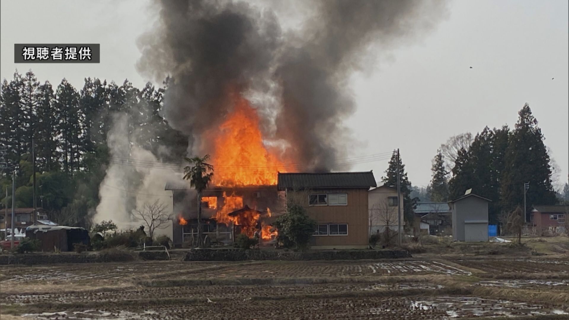 長岡市で住宅火災「屋根を破りそうな形で火が」成人男性2人が搬送【新潟】 2026年03月30日(月)