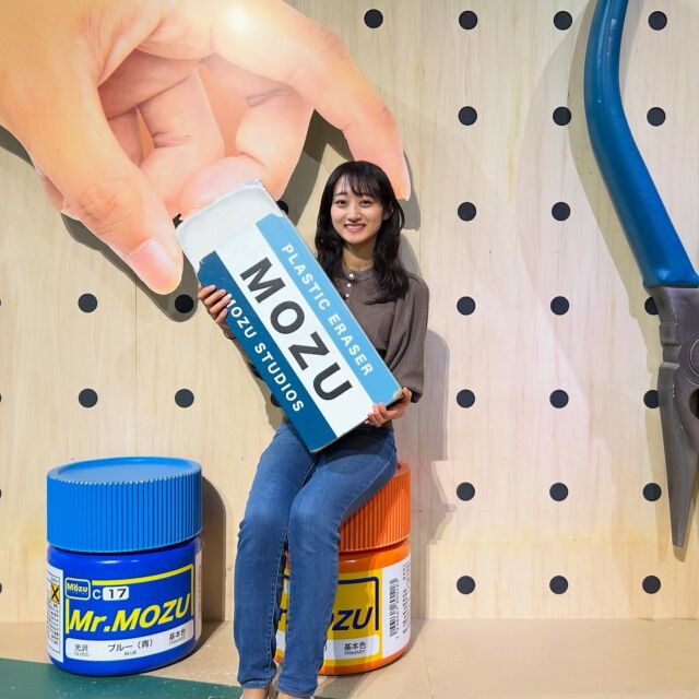 新潟県立自然科学館で開催中の【Mozuミニチュア展2025  ようこそ、ちいさな世界へ。】に行ってきました！

Mozuさんの作るミニチュア作品がずっと気になっていたので、近くで見られて大感動…！
作品の緻密さに驚くのはもちろん、制作過程の動画が流れていて、意外な表現方法に釘付けになりました✨
写真で見るよりも、自分の目で見るのが一番です😳

期間は 5月11日(日)まで！
連休のお出かけに！ぜひ足を運んでみてください👣

#新潟県立自然科学館 #Mozu #ミニチュア